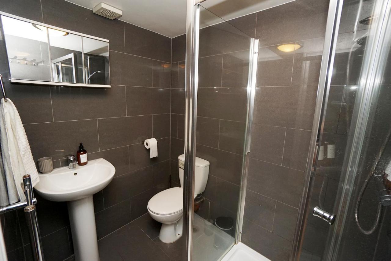 Cozy Retreat By Aresti Hotels Londres Extérieur photo